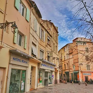 place-de-la-roquette-centre-historique-arles.fr-provencehotel.com/